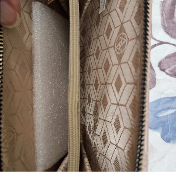 ADRIENNE VITTADINI DOULBE
ZIP PHONE WALLET - Picture 5 of 11